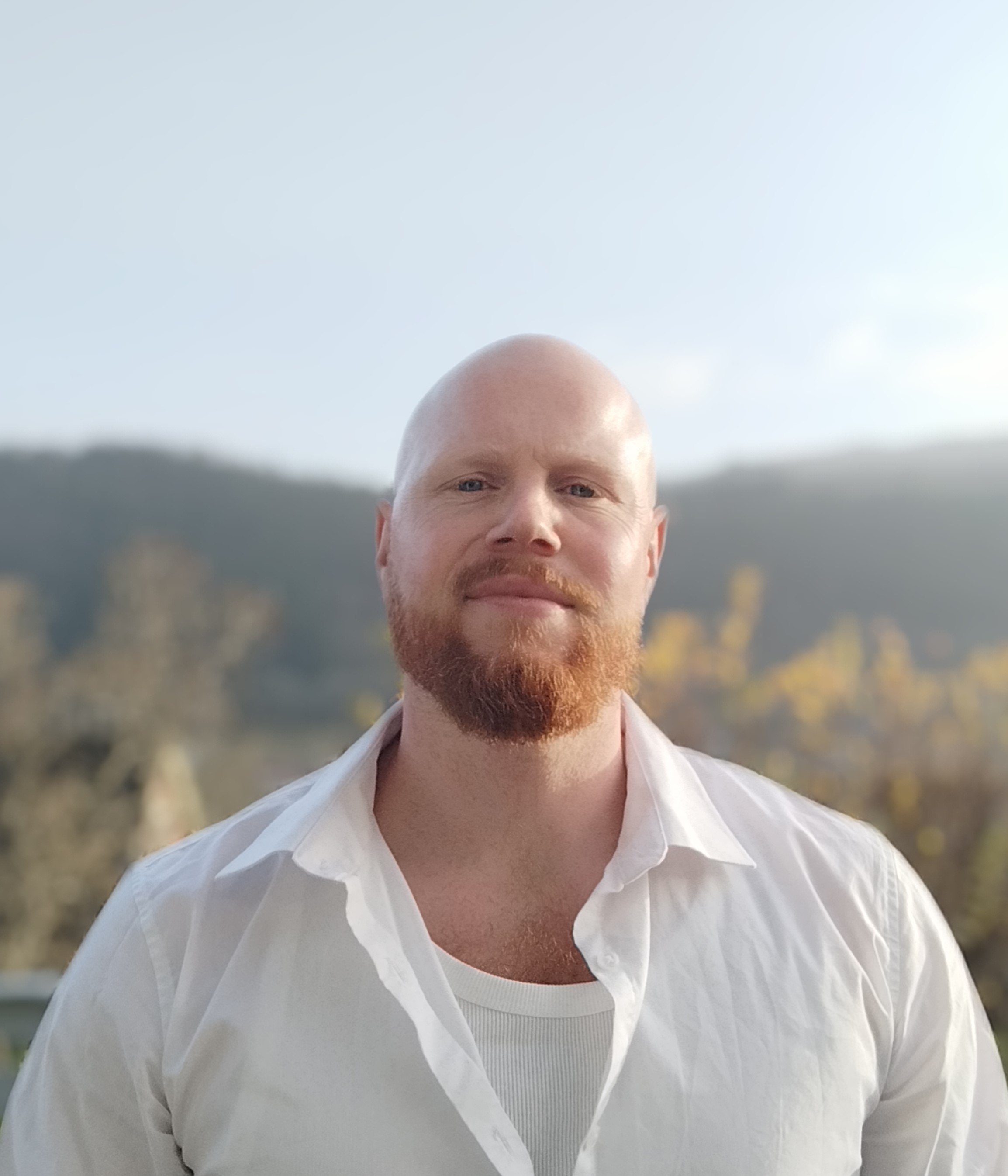 Bartholomeus Berg utendørs med landskap i bakgrunnen